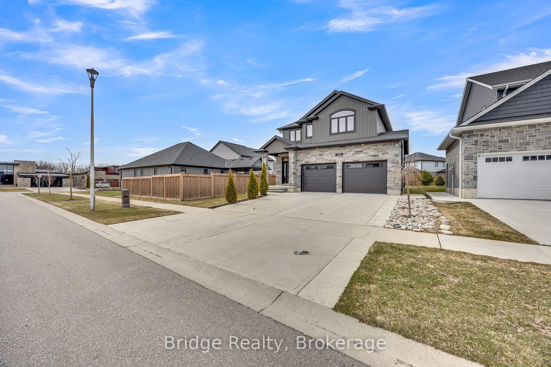 Photo 3 of 256 Tamarack Boulevard, Woodstock, Woodstock - North — HOMEH