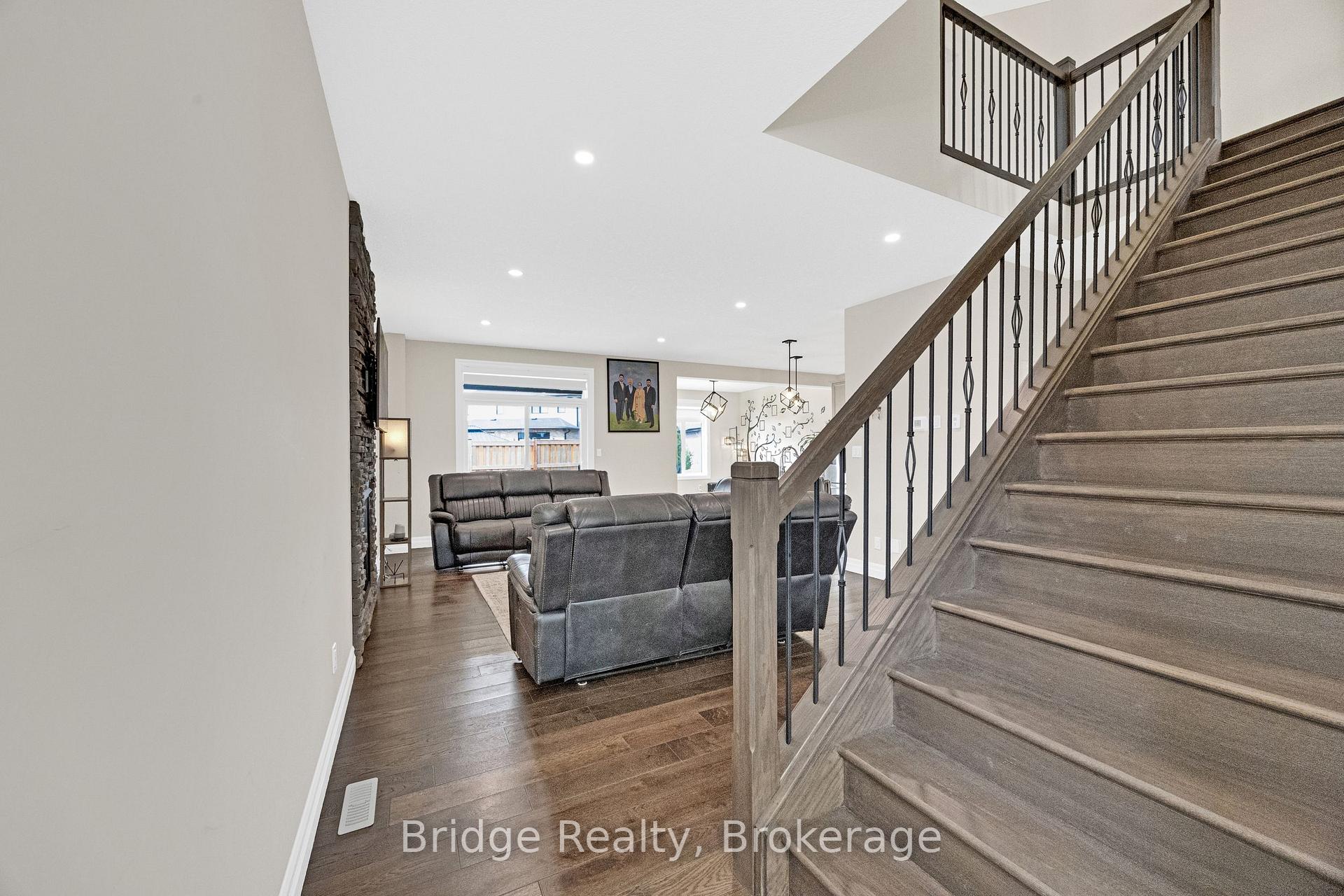 Photo 10 of 256 Tamarack Boulevard, Woodstock, Woodstock - North — HOMEH