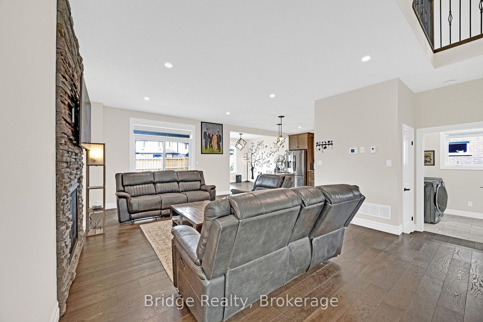 Photo 11 of 256 Tamarack Boulevard, Woodstock, Woodstock - North — HOMEH