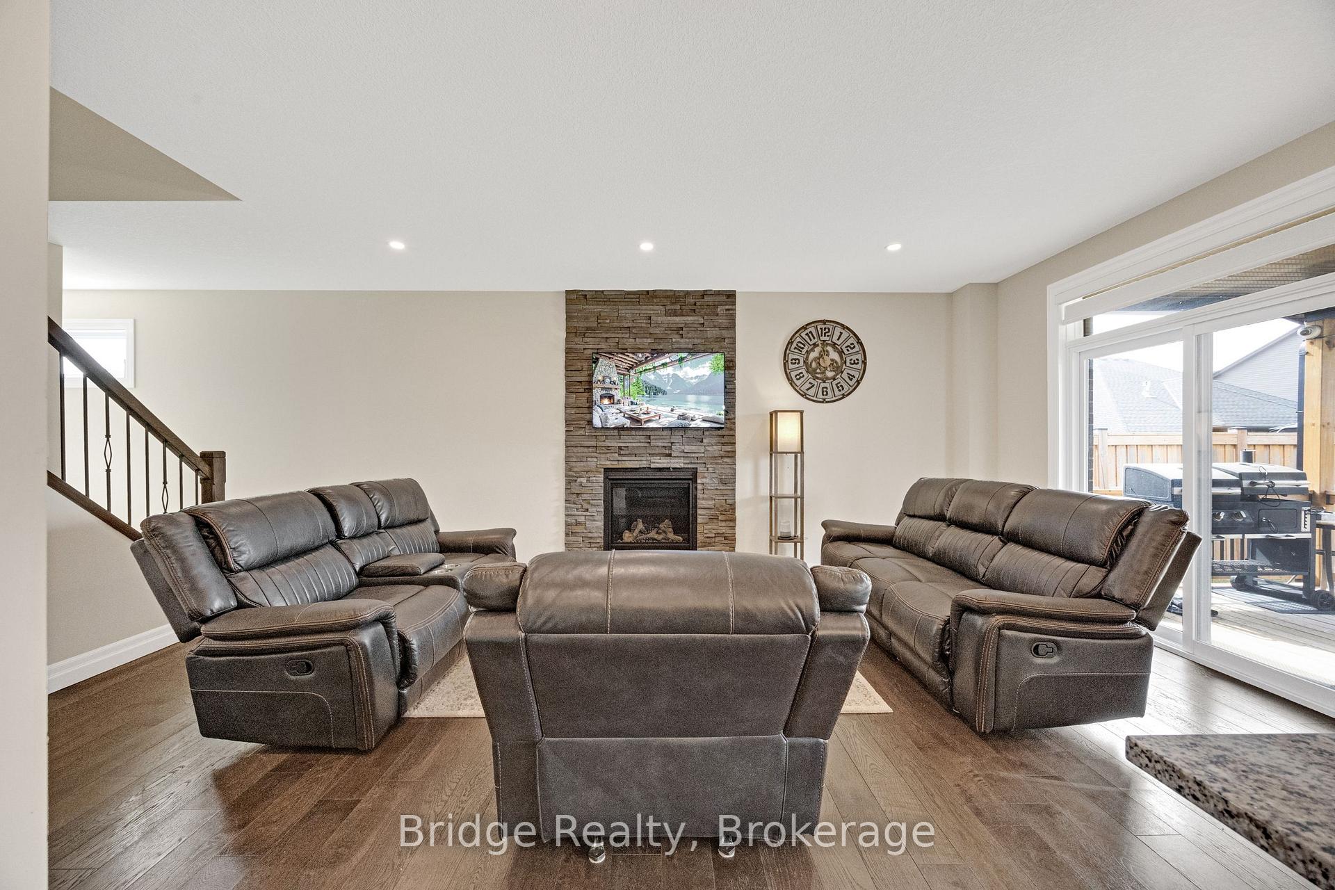 Photo 12 of 256 Tamarack Boulevard, Woodstock, Woodstock - North — HOMEH