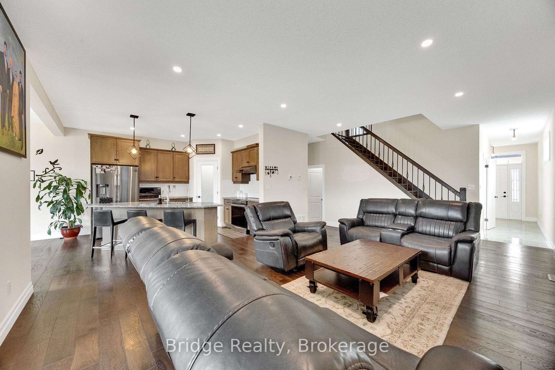 Photo 14 of 256 Tamarack Boulevard, Woodstock, Woodstock - North — HOMEH