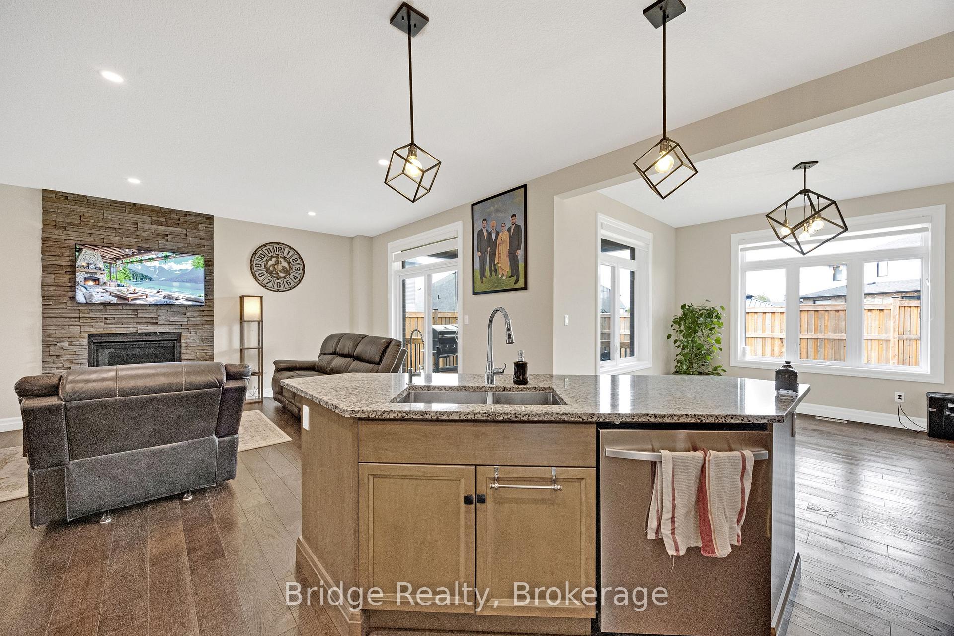Photo 21 of 256 Tamarack Boulevard, Woodstock, Woodstock - North — HOMEH