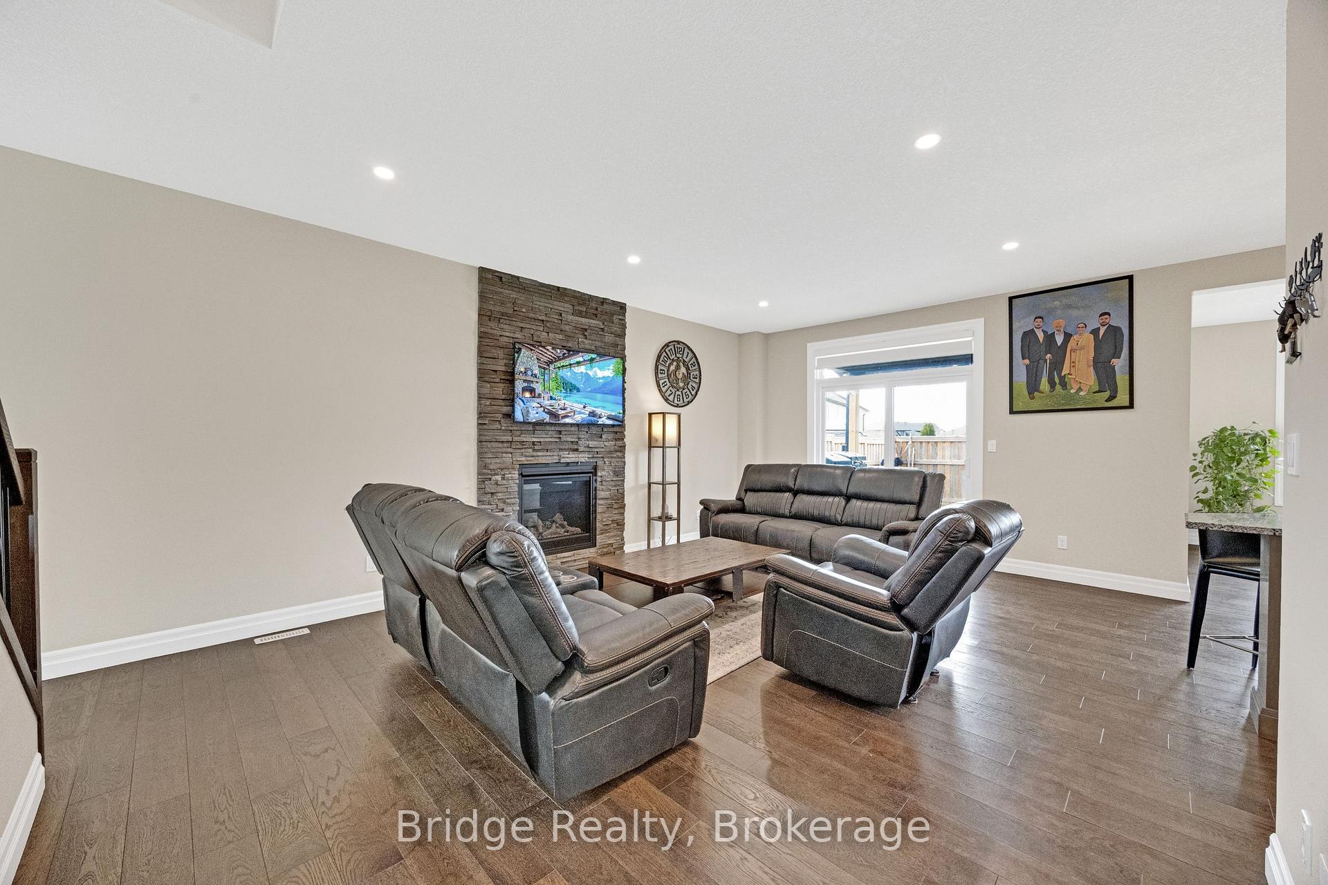 Photo 23 of 256 Tamarack Boulevard, Woodstock, Woodstock - North — HOMEH