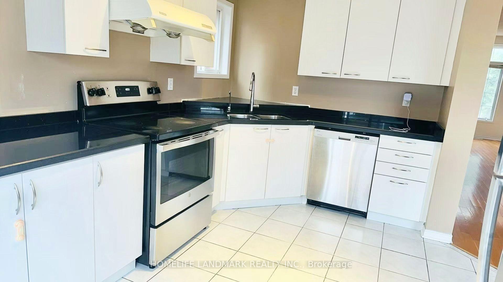 Photo 3 of 19 Fairlawn Avenue, Markham, Berczy — HOMEH