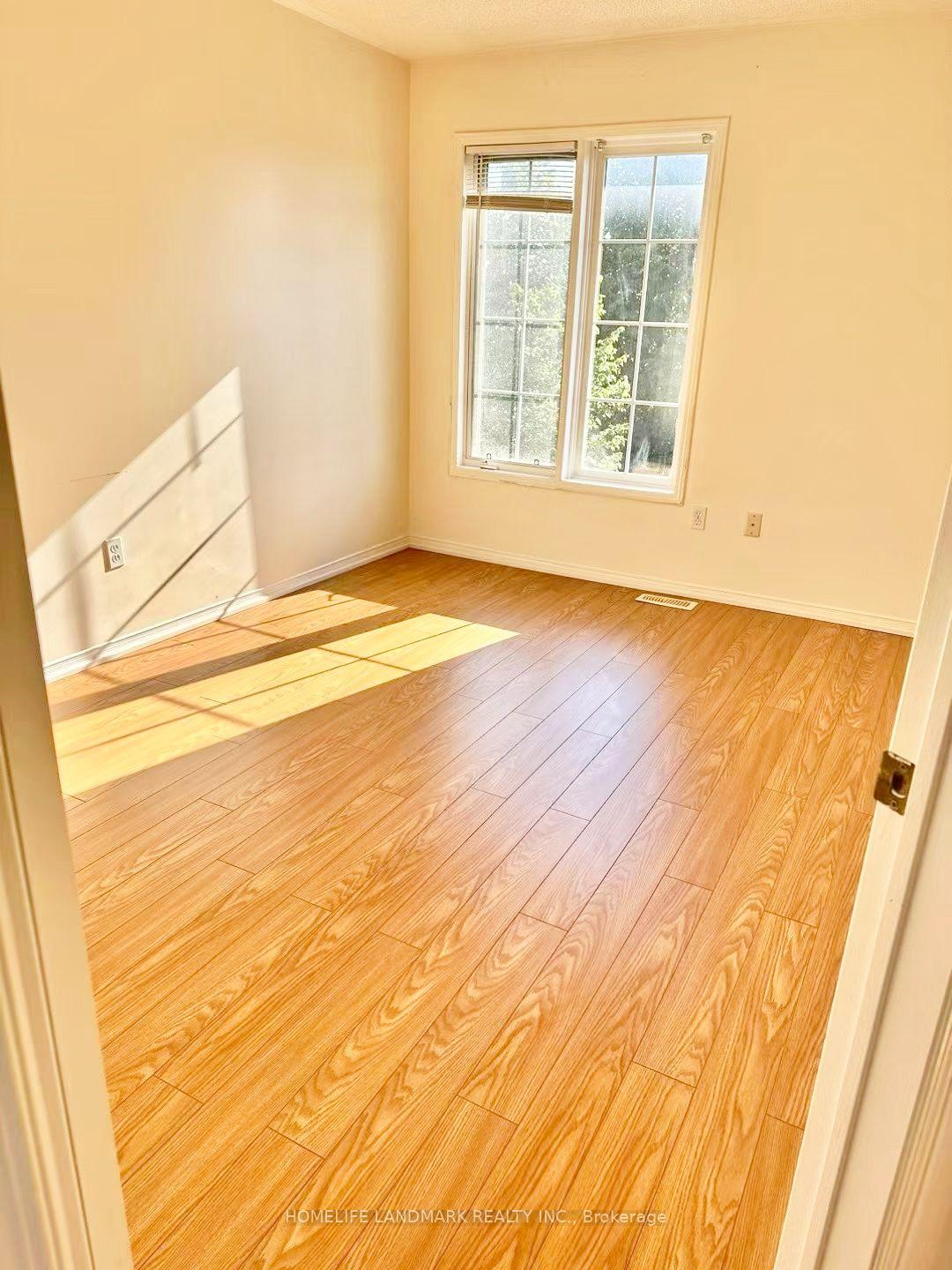 Photo 8 of 19 Fairlawn Avenue, Markham, Berczy — HOMEH