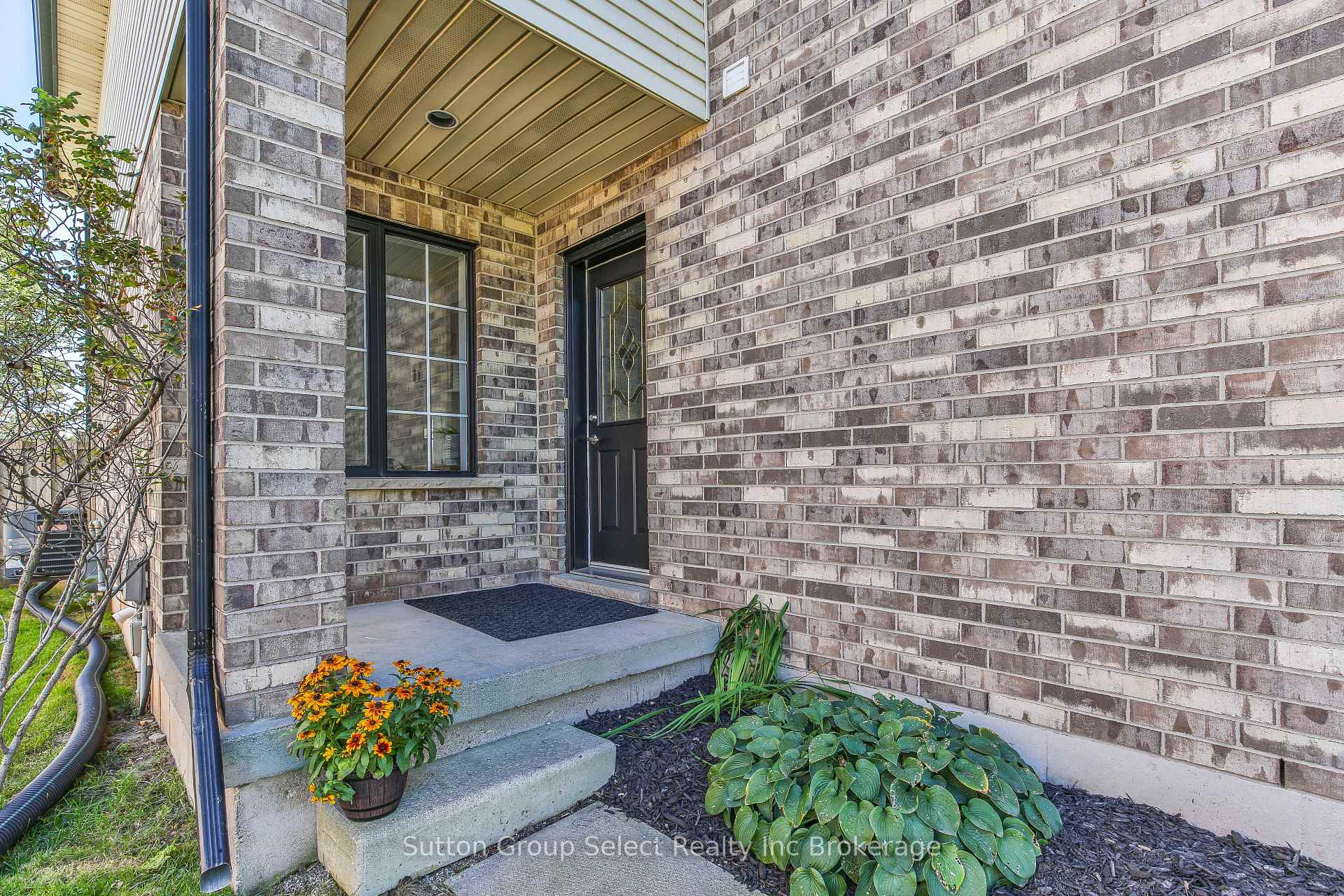 Photo 2 of 1106 Nellis Street, Woodstock, Woodstock - North — HOMEH