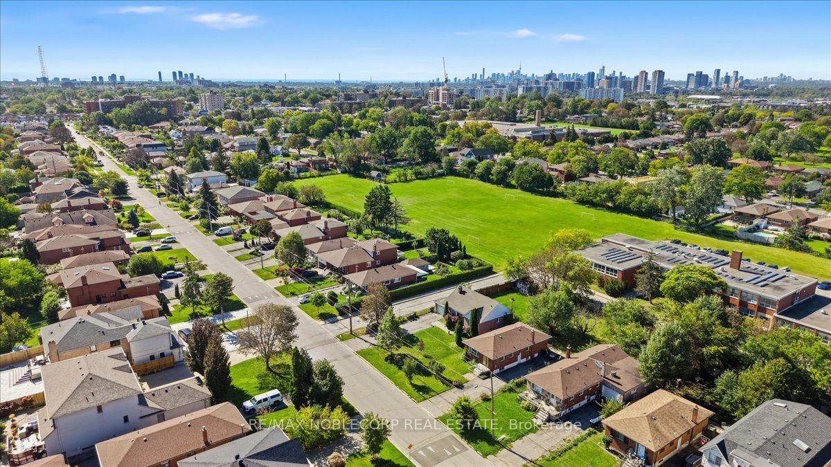 Photo 28 of 66 Gooderham Drive, Scarborough, Wexford-Maryvale — HOMEH