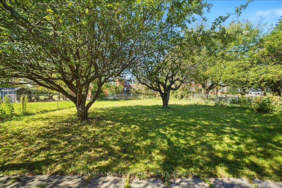 Photo 33 of 66 Gooderham Drive, Scarborough, Wexford-Maryvale — HOMEH