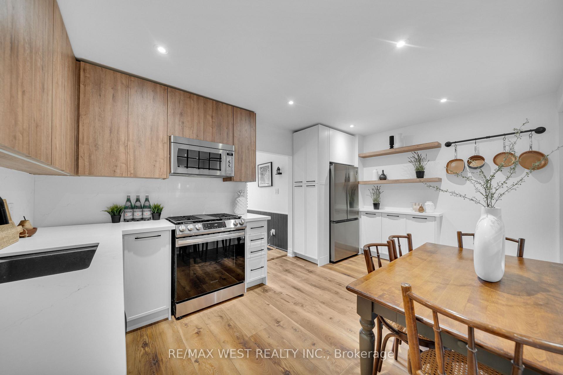 Photo 2 of 259 Sixth Street, Etobicoke, New Toronto — HOMEH