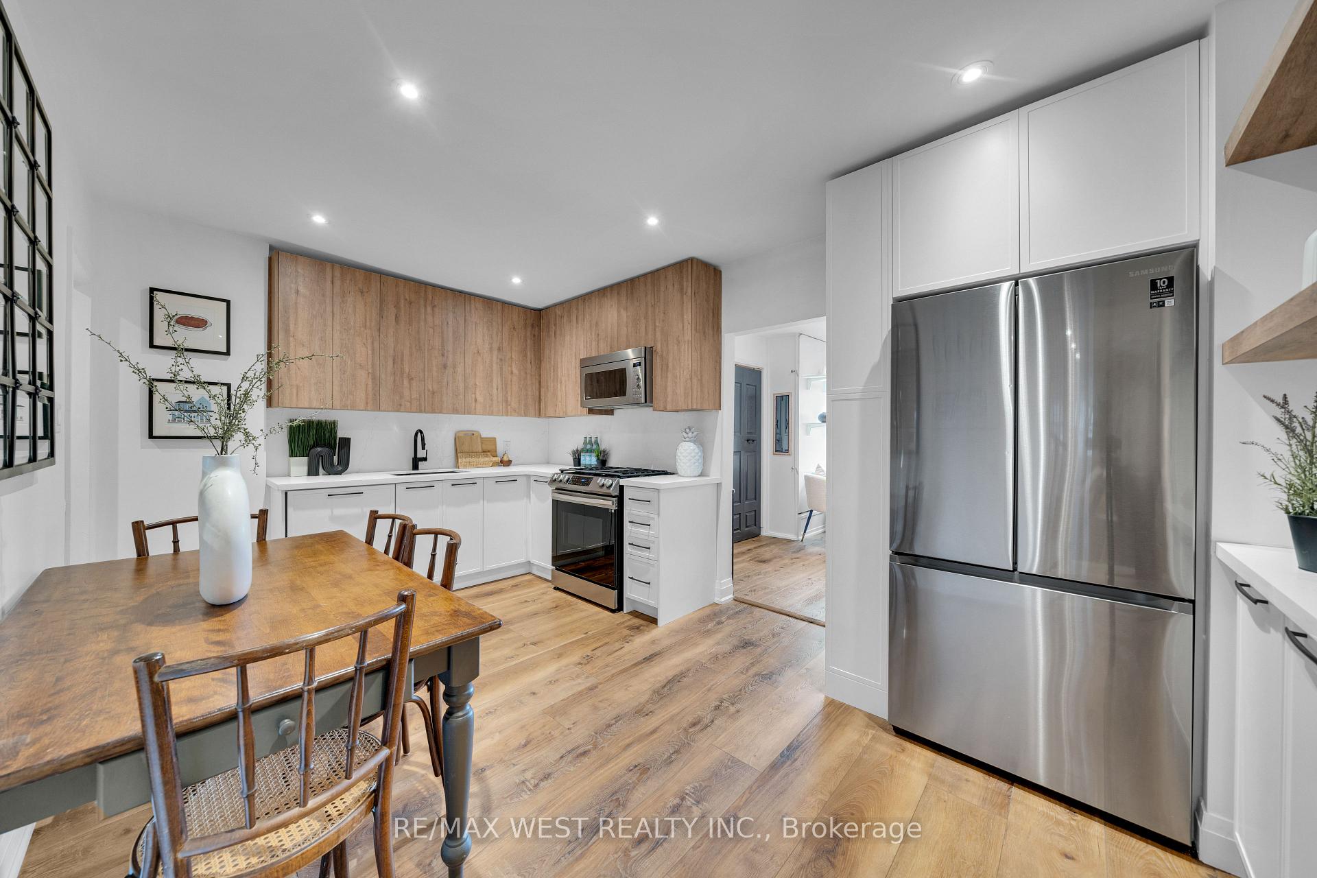 Photo 10 of 259 Sixth Street, Etobicoke, New Toronto — HOMEH