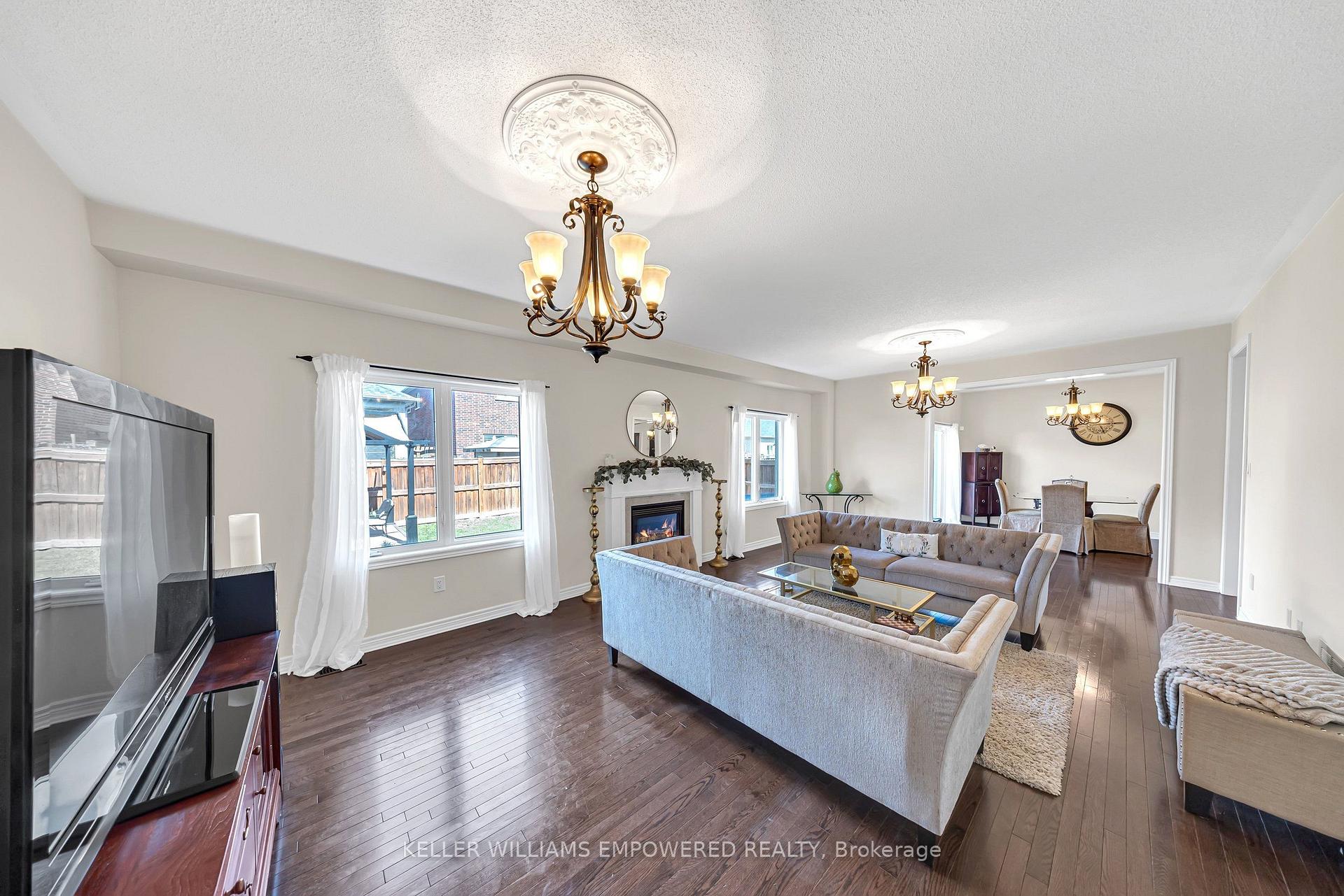 Photo 12 of 70 Retreat Boulevard, Vaughan, Vellore Village — HOMEH