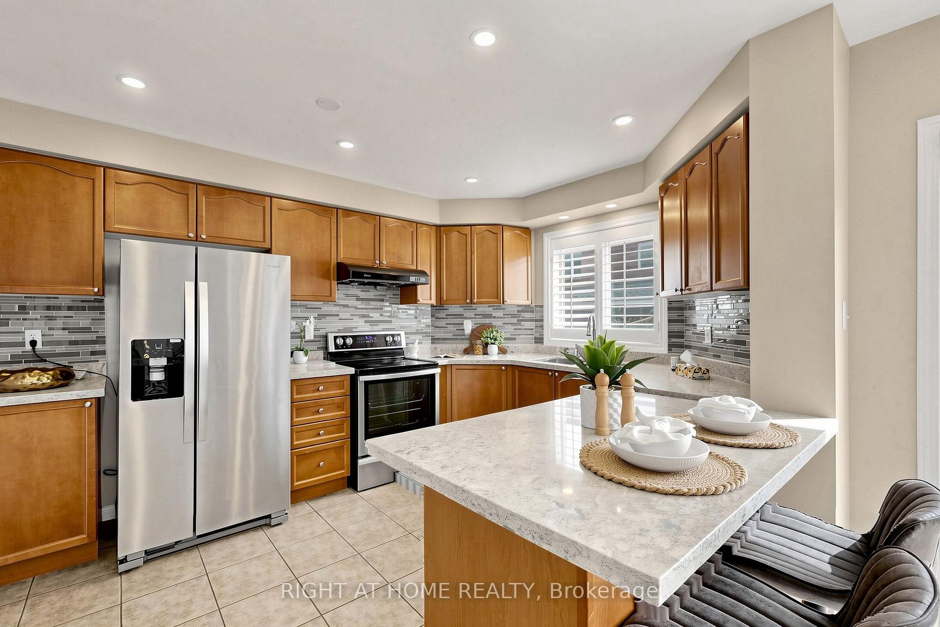 Photo 17 of 5 Mendoza Drive, Brampton, Fletcher's Meadow — HOMEH