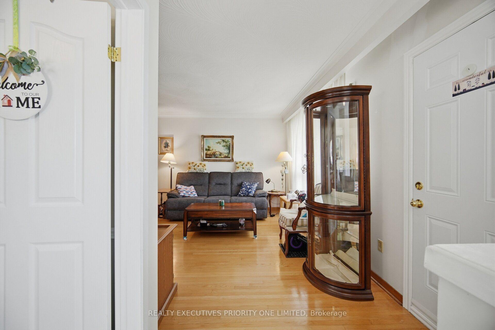 Photo 5 of 43 Elana Drive, North York, Glenfield-Jane Heights — HOMEH