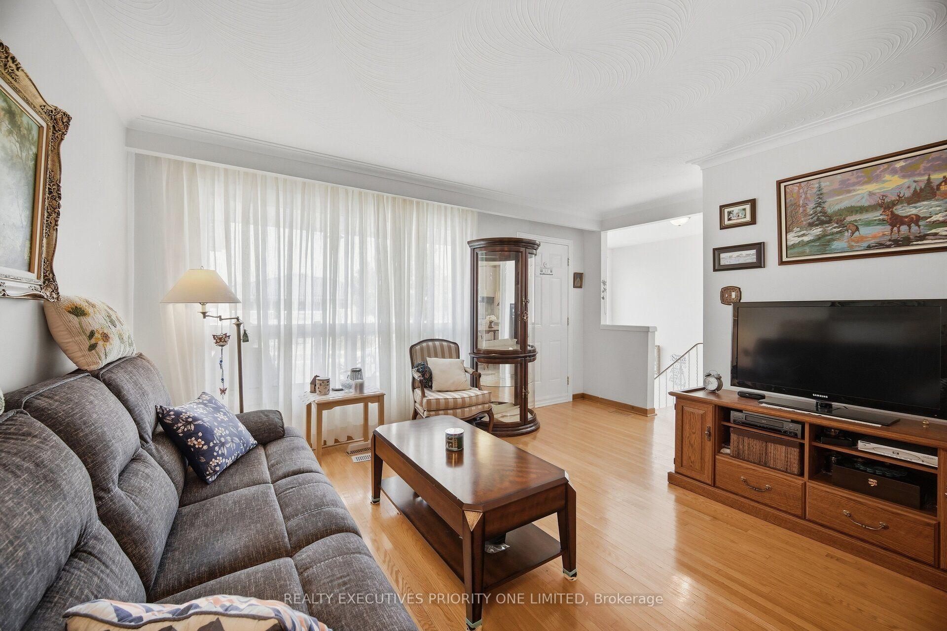 Photo 6 of 43 Elana Drive, North York, Glenfield-Jane Heights — HOMEH