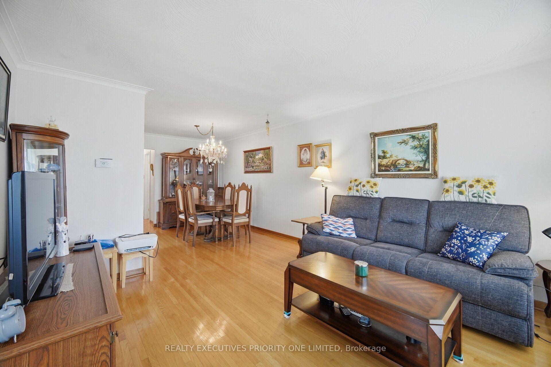 Photo 8 of 43 Elana Drive, North York, Glenfield-Jane Heights — HOMEH