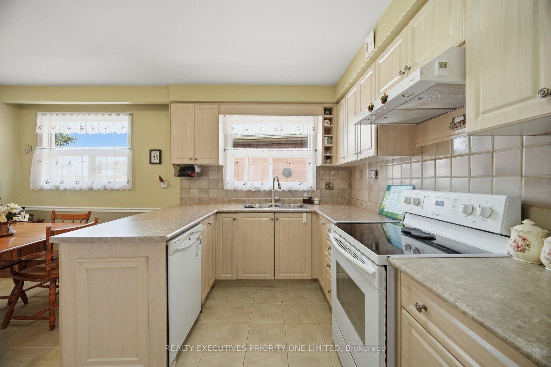 Photo 11 of 43 Elana Drive, North York, Glenfield-Jane Heights — HOMEH