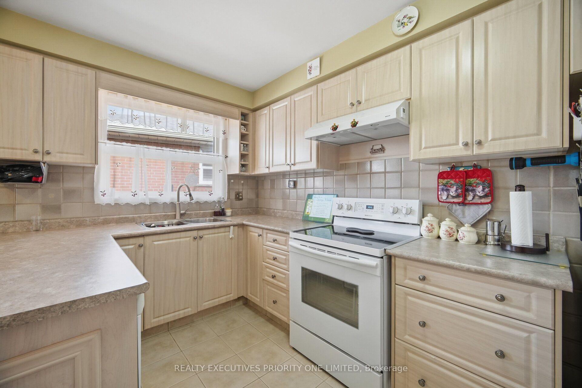 Photo 12 of 43 Elana Drive, North York, Glenfield-Jane Heights — HOMEH