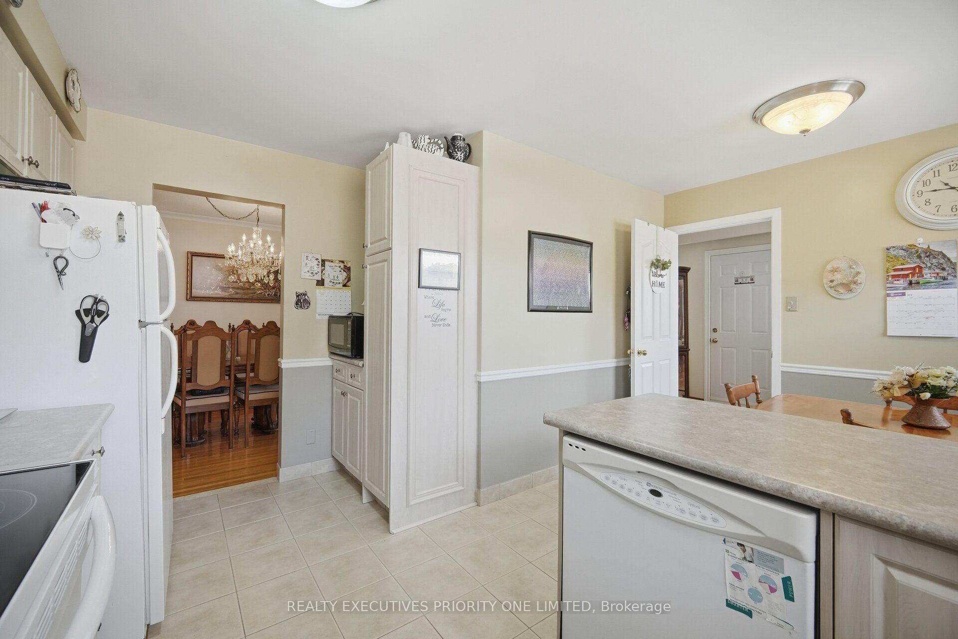 Photo 13 of 43 Elana Drive, North York, Glenfield-Jane Heights — HOMEH