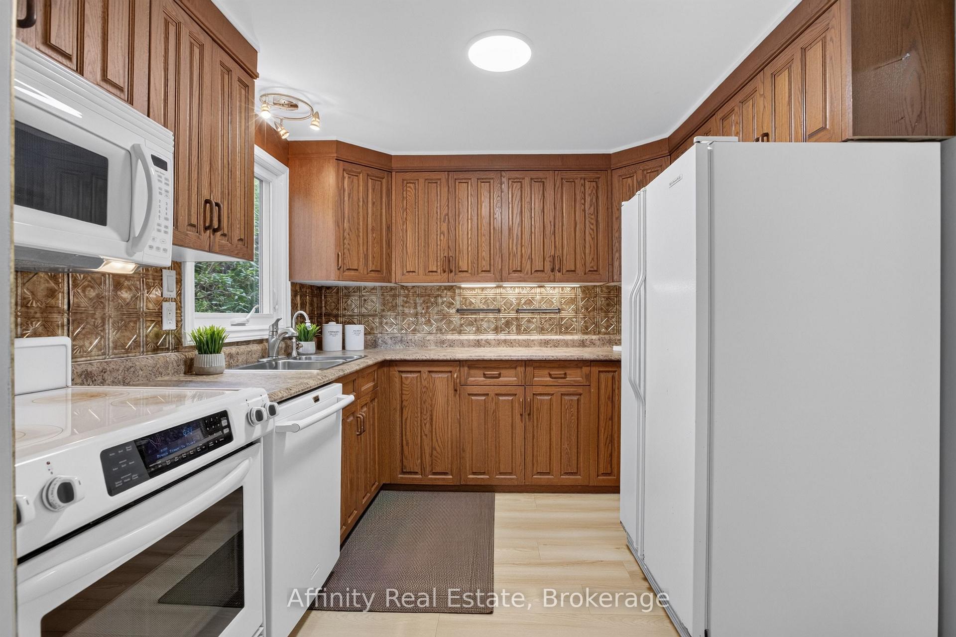 Photo 20 of 344 Driftwood Drive, Kitchener, Forest Heights — HOMEH
