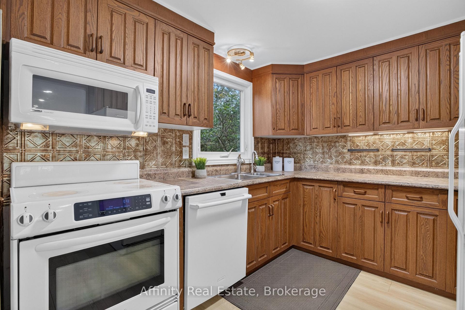 Photo 21 of 344 Driftwood Drive, Kitchener, Forest Heights — HOMEH