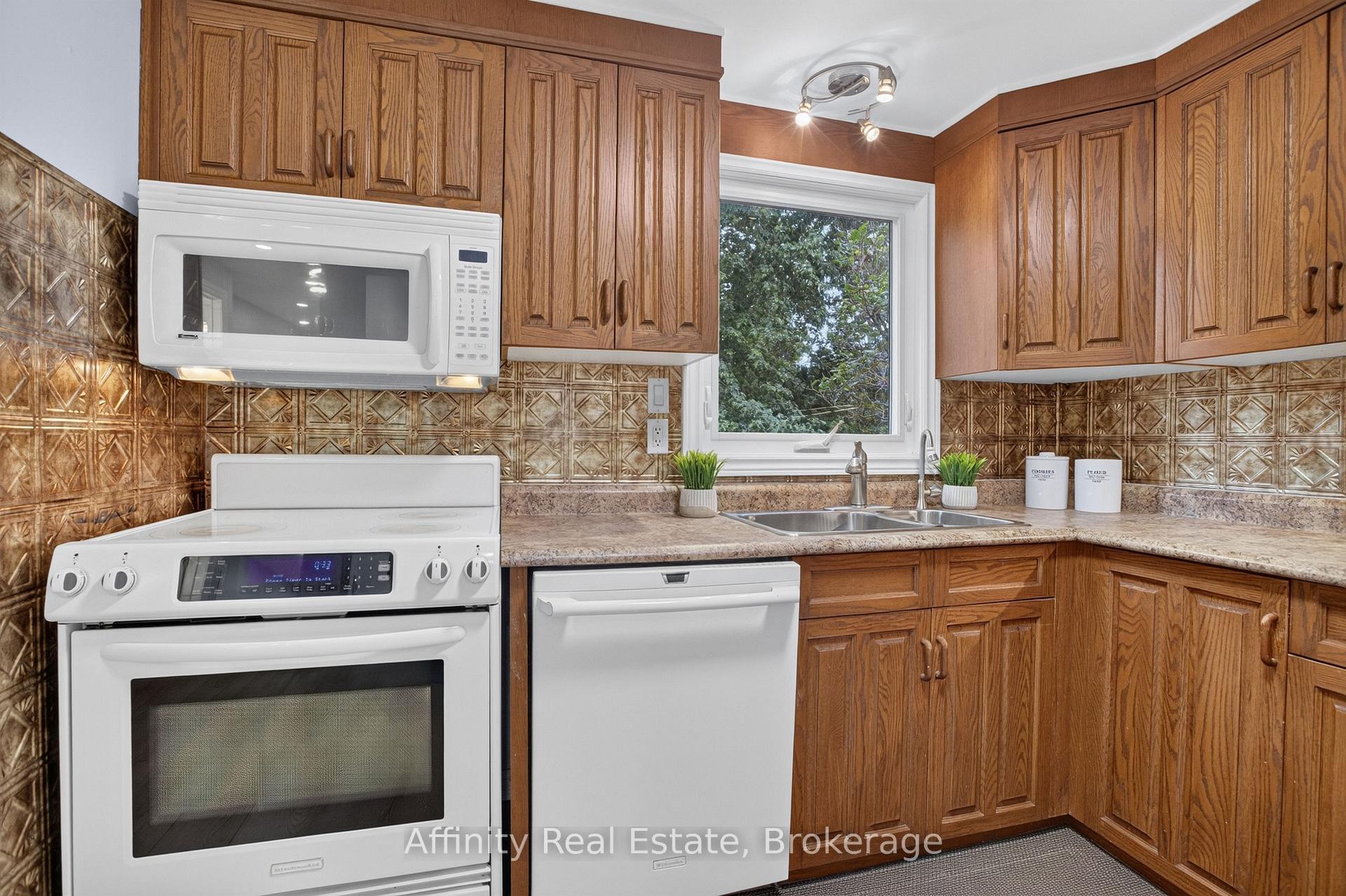 Photo 23 of 344 Driftwood Drive, Kitchener, Forest Heights — HOMEH