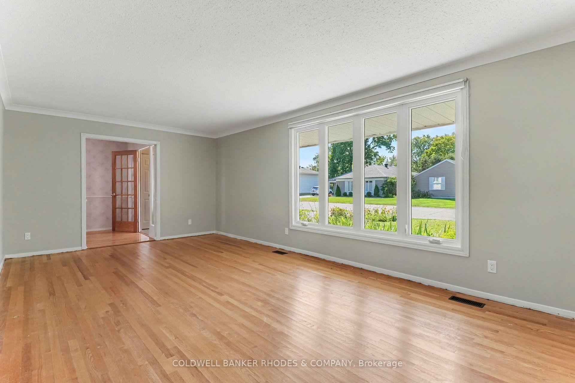 Photo 5 of 659 Ingram Crescent, Ottawa, Beacon Hill North — HOMEH