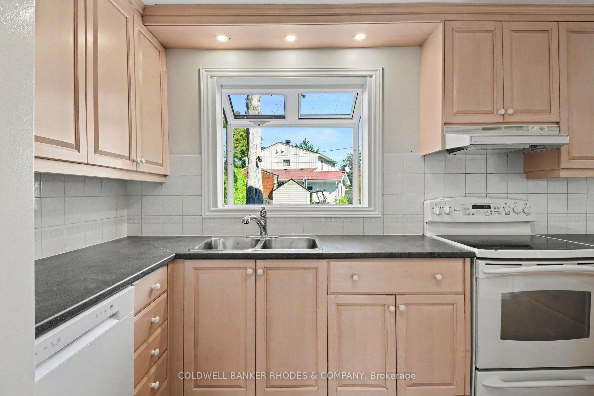Photo 14 of 659 Ingram Crescent, Ottawa, Beacon Hill North — HOMEH