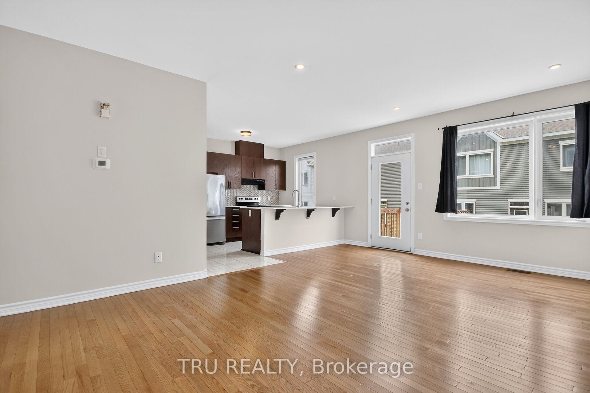 Photo 3 of 4126 Obsidian Street, Ottawa, Barrhaven - Half Moon Bay — HOMEH