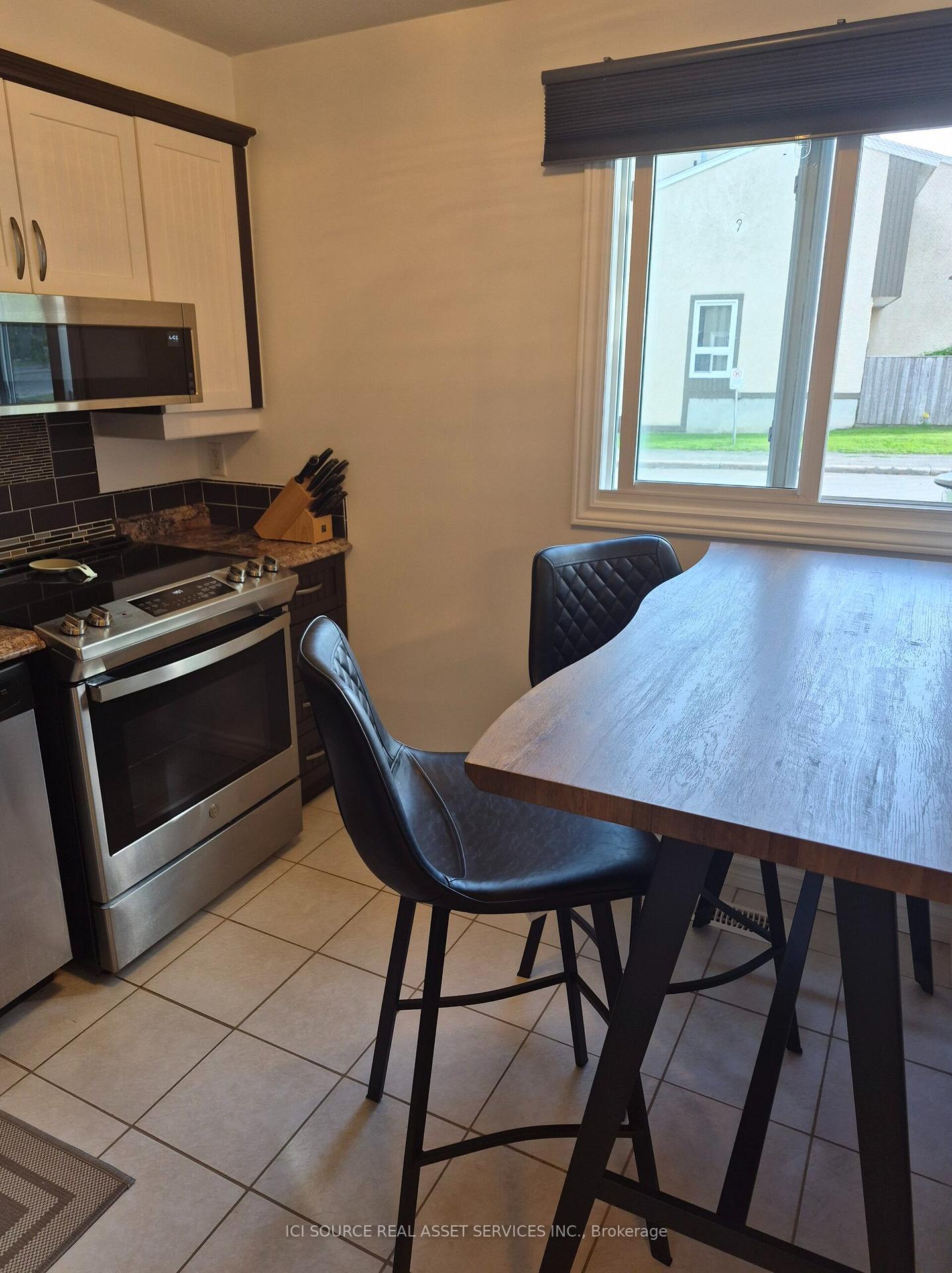Photo 2 of 1576 Lassiter Terrace, Ottawa, Beaconwood — HOMEH