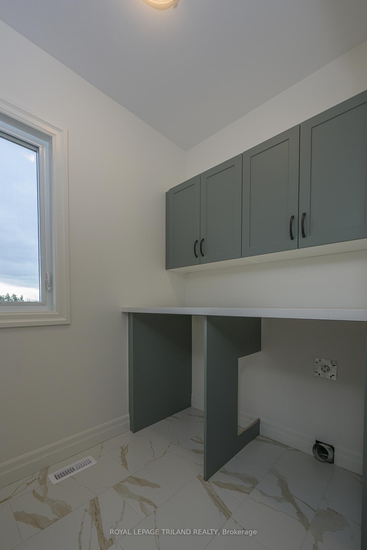 Photo 32 of 4211 Liberty Crossing, London, South V — HOMEH
