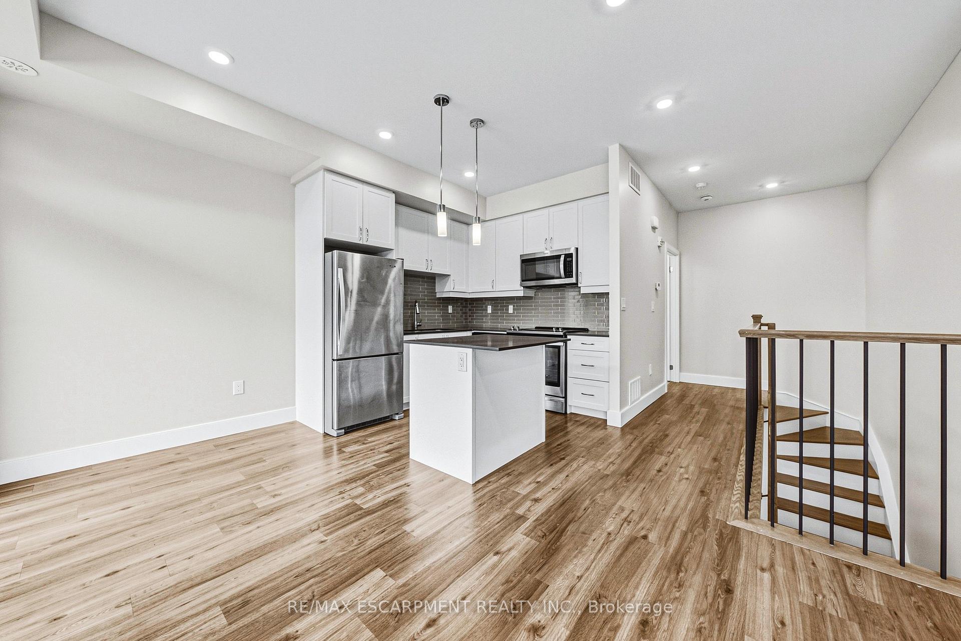 Photo 4 of Unit 211, 2061 Prospect Street, Burlington, Brant — HOMEH