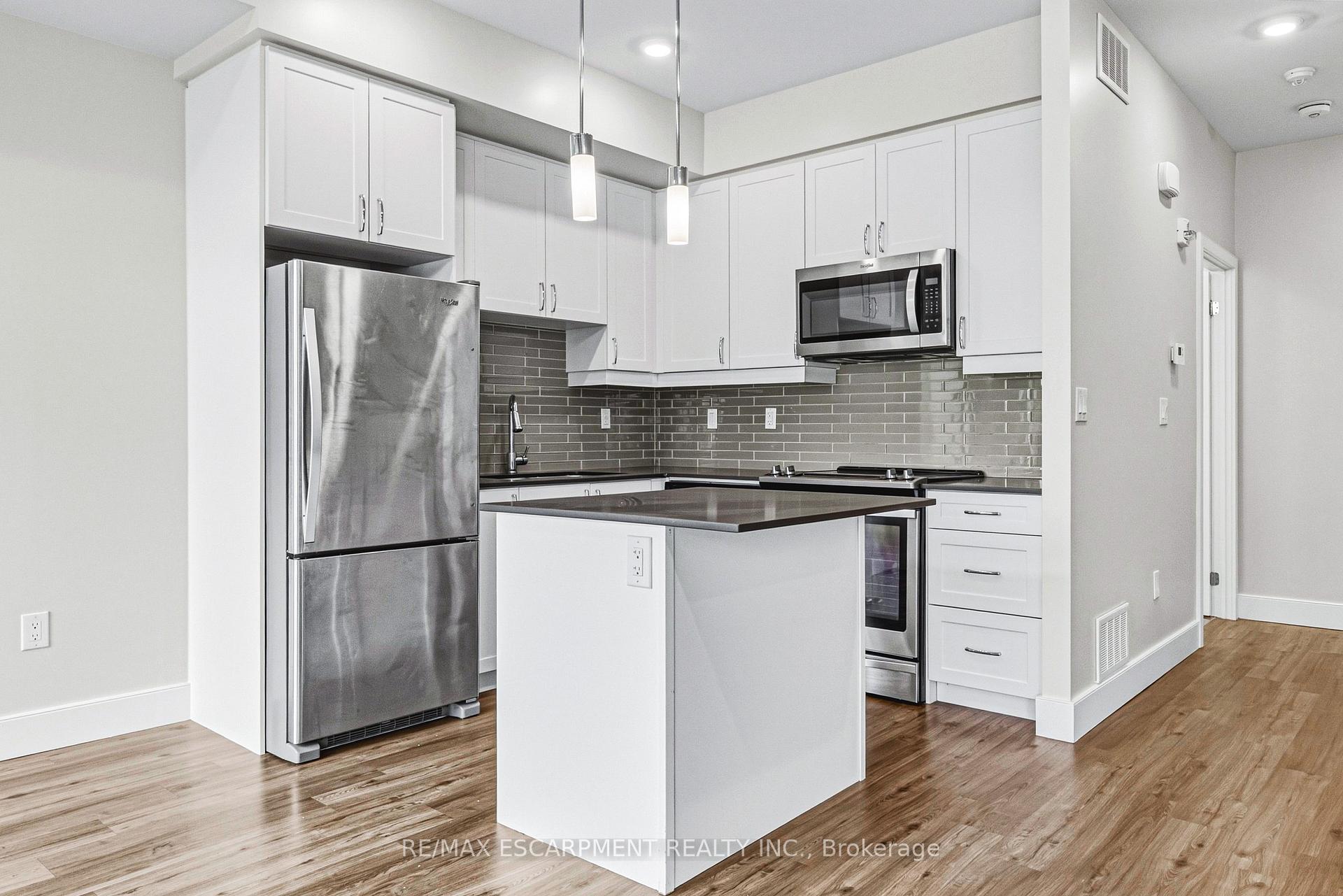 Photo 5 of Unit 211, 2061 Prospect Street, Burlington, Brant — HOMEH