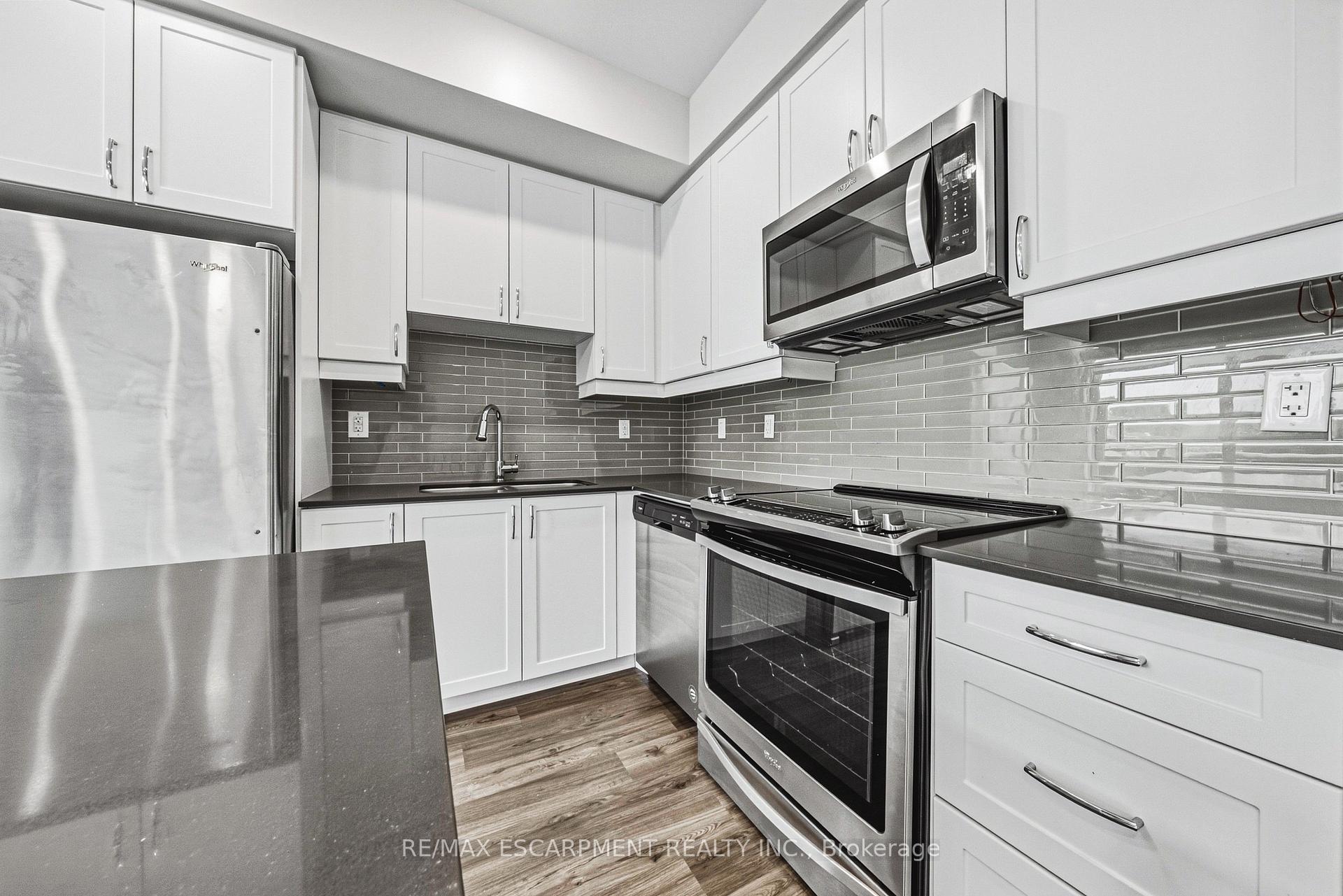 Photo 6 of Unit 211, 2061 Prospect Street, Burlington, Brant — HOMEH