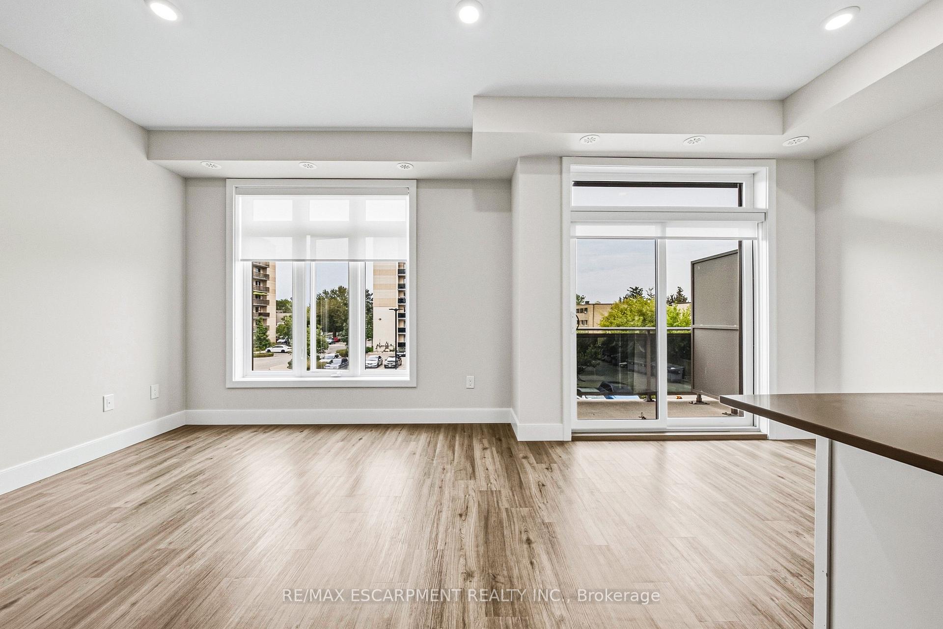 Photo 7 of Unit 211, 2061 Prospect Street, Burlington, Brant — HOMEH