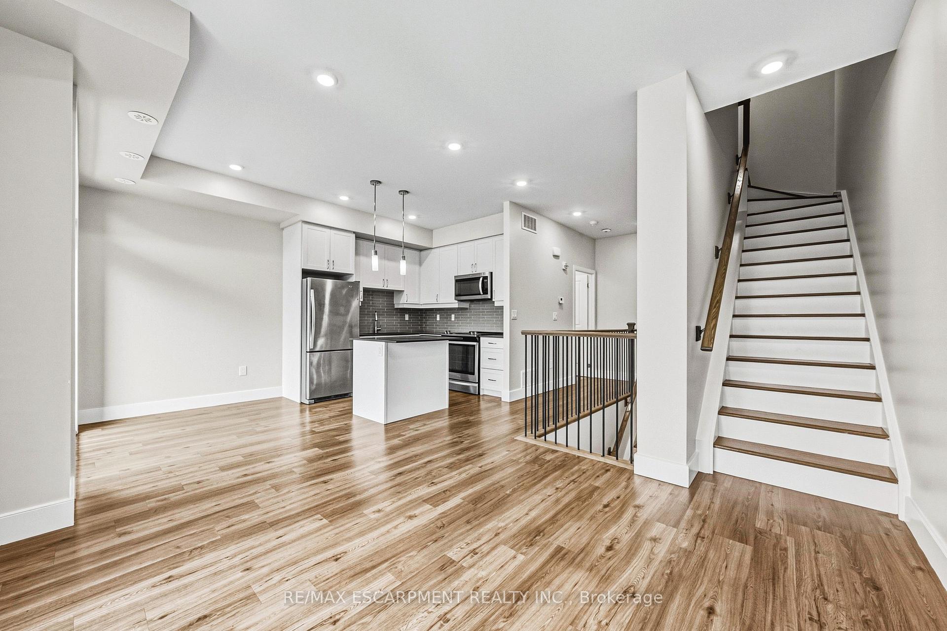 Photo 8 of Unit 211, 2061 Prospect Street, Burlington, Brant — HOMEH
