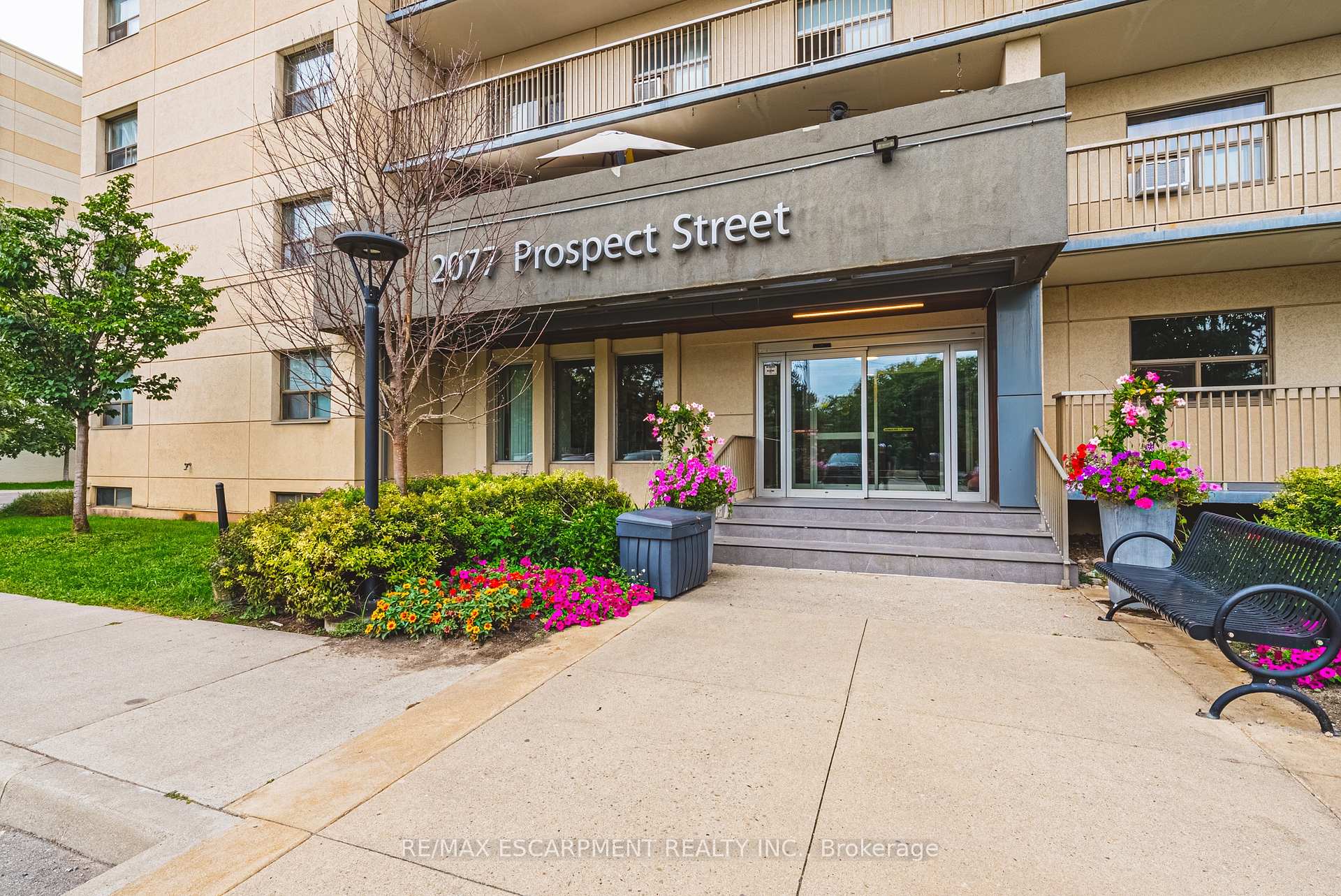 Photo 2 of Unit 104, 2077 Prospect Street, Burlington, Brant — HOMEH