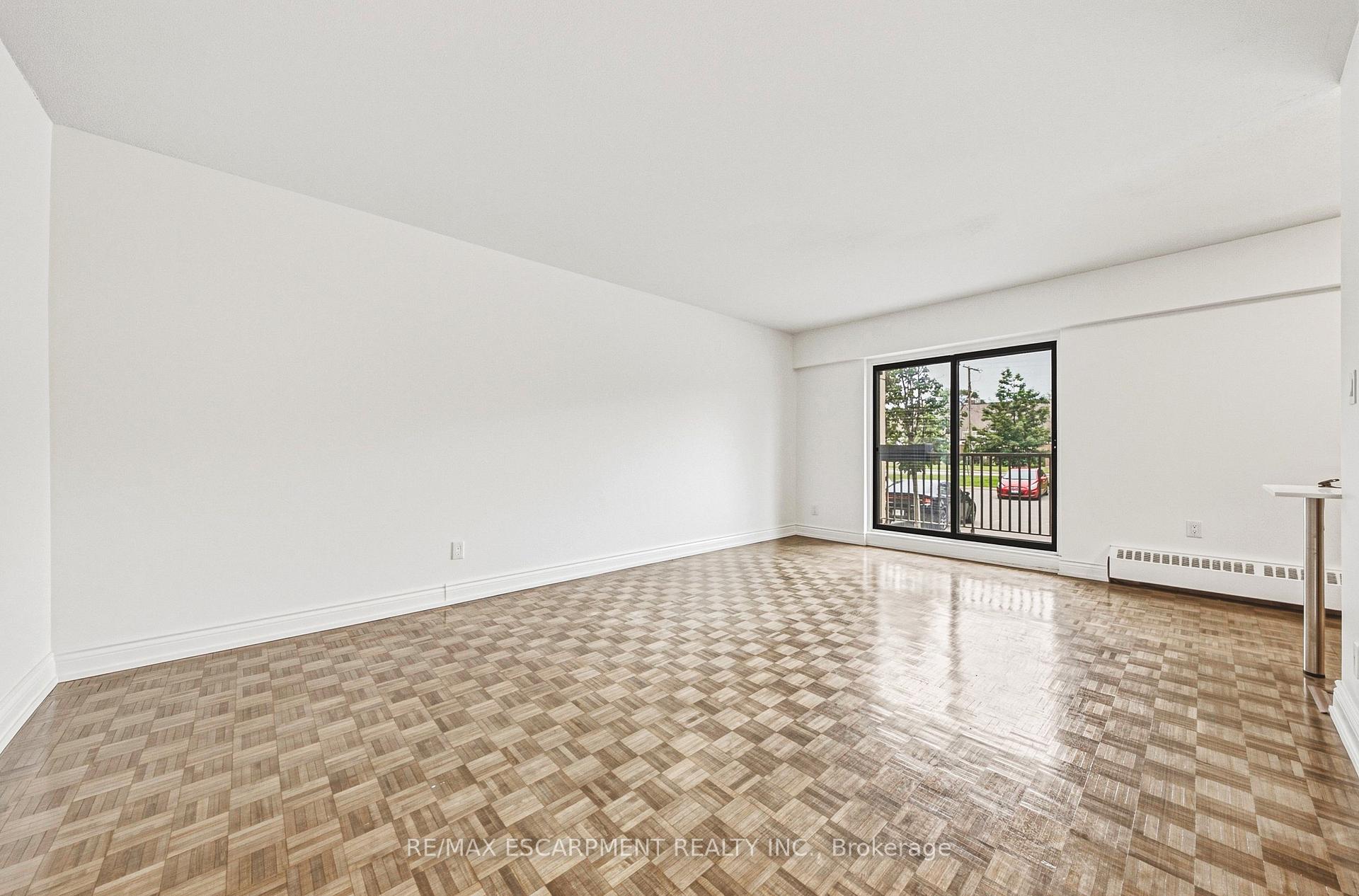 Photo 5 of Unit 104, 2077 Prospect Street, Burlington, Brant — HOMEH
