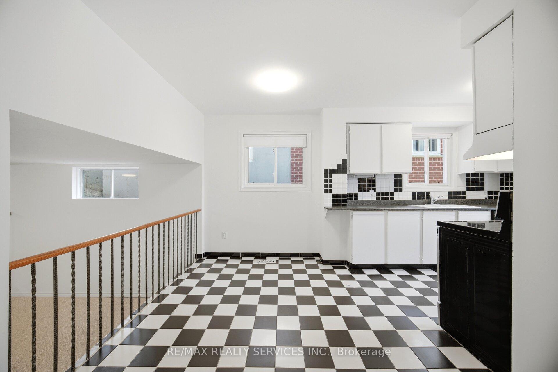Photo 9 of 33 Hesp Drive, Caledon, Bolton West — HOMEH