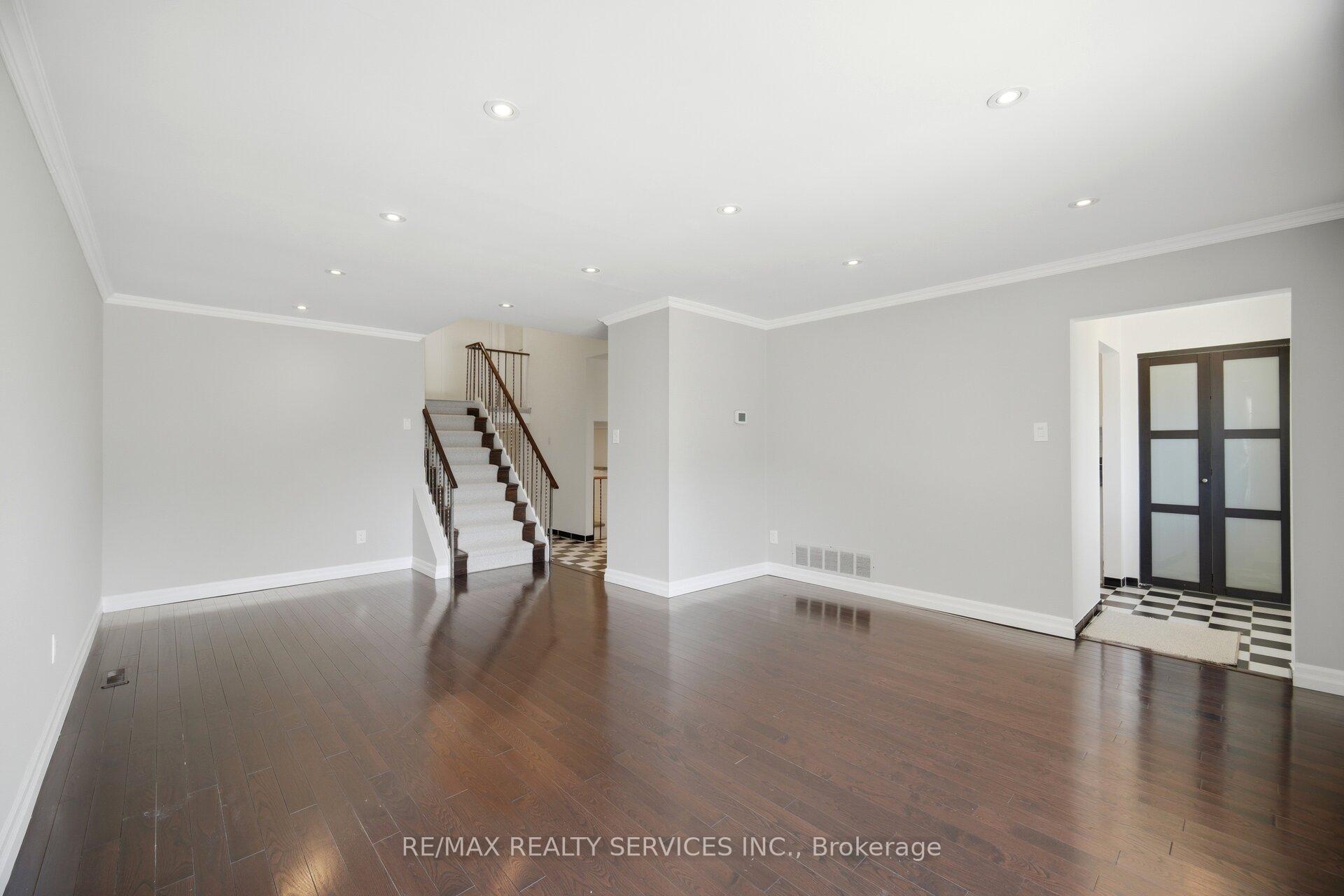 Photo 13 of 33 Hesp Drive, Caledon, Bolton West — HOMEH