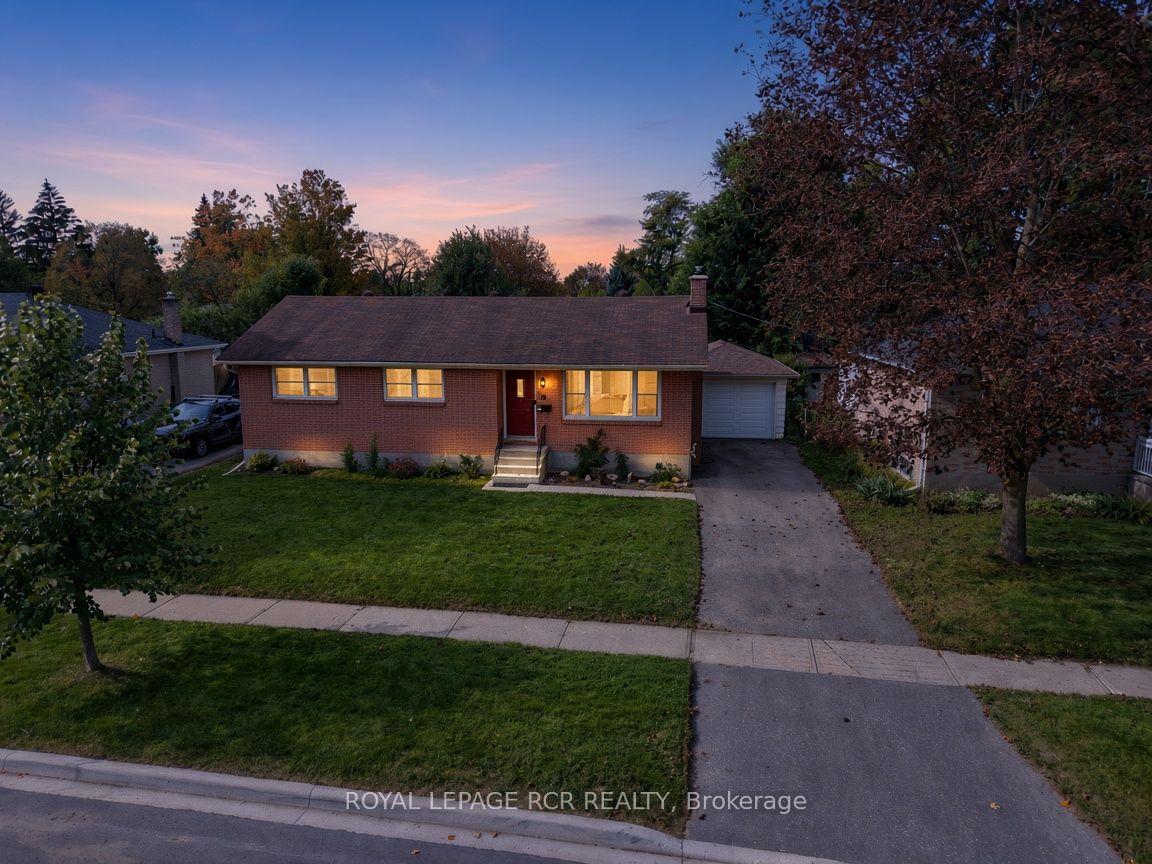 Photo 3 of 18 Oak Street, Barrie, Wellington — HOMEH