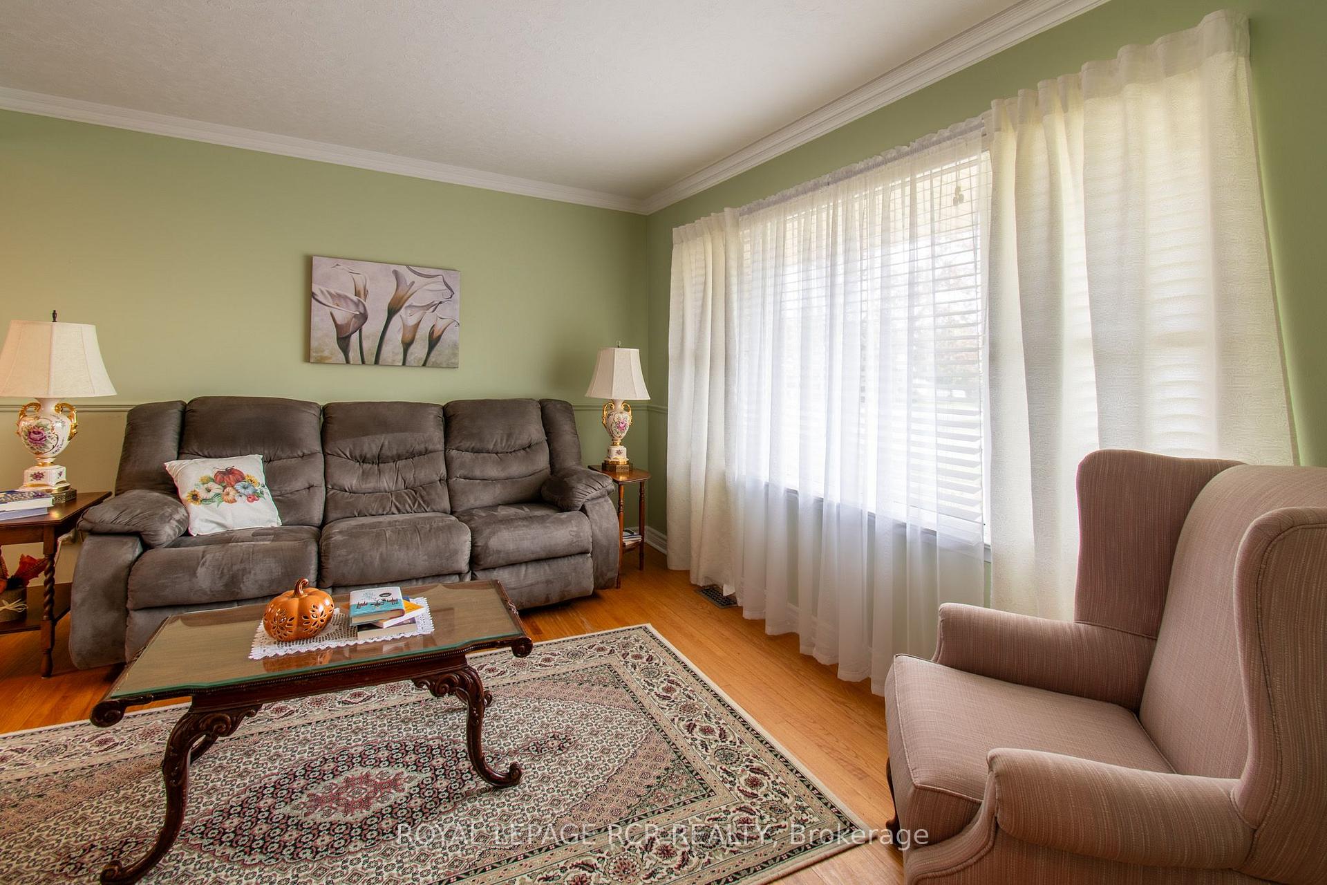Photo 5 of 18 Oak Street, Barrie, Wellington — HOMEH