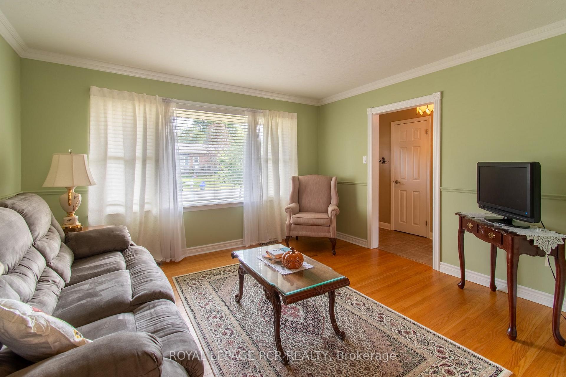 Photo 6 of 18 Oak Street, Barrie, Wellington — HOMEH