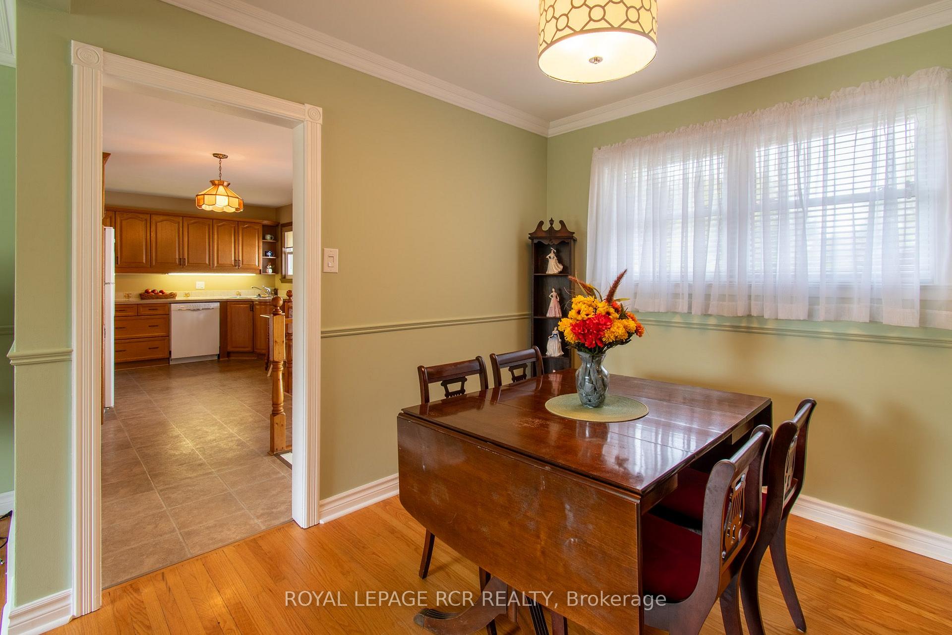 Photo 8 of 18 Oak Street, Barrie, Wellington — HOMEH