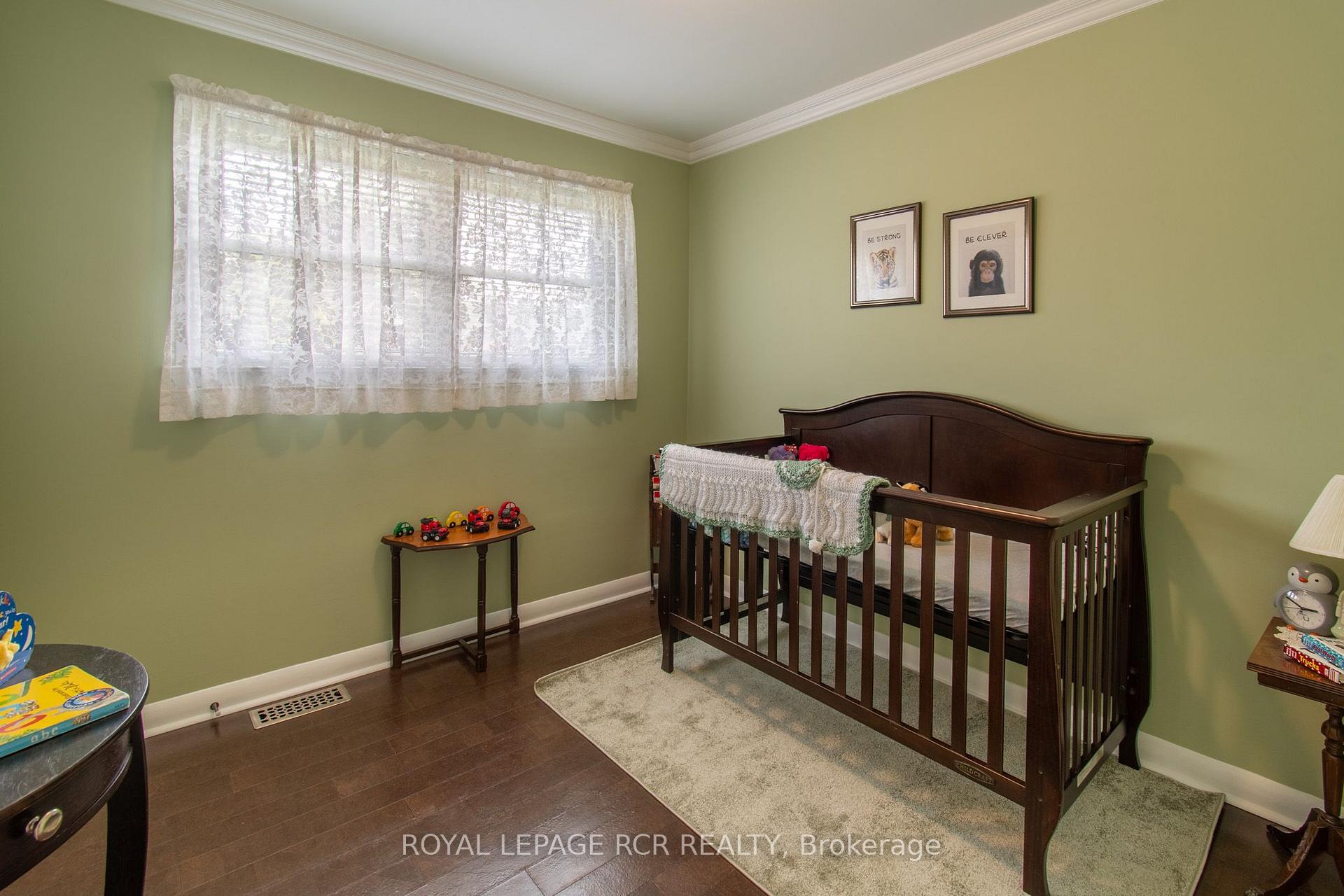 Photo 9 of 18 Oak Street, Barrie, Wellington — HOMEH