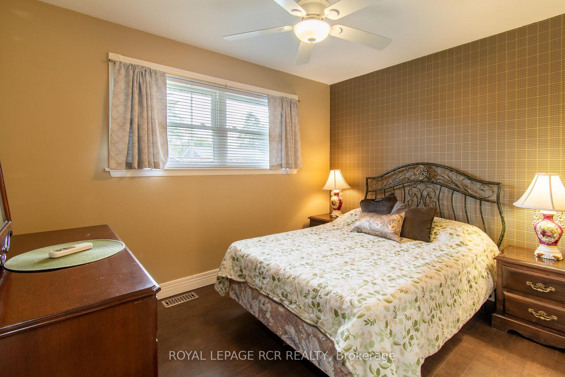 Photo 12 of 18 Oak Street, Barrie, Wellington — HOMEH