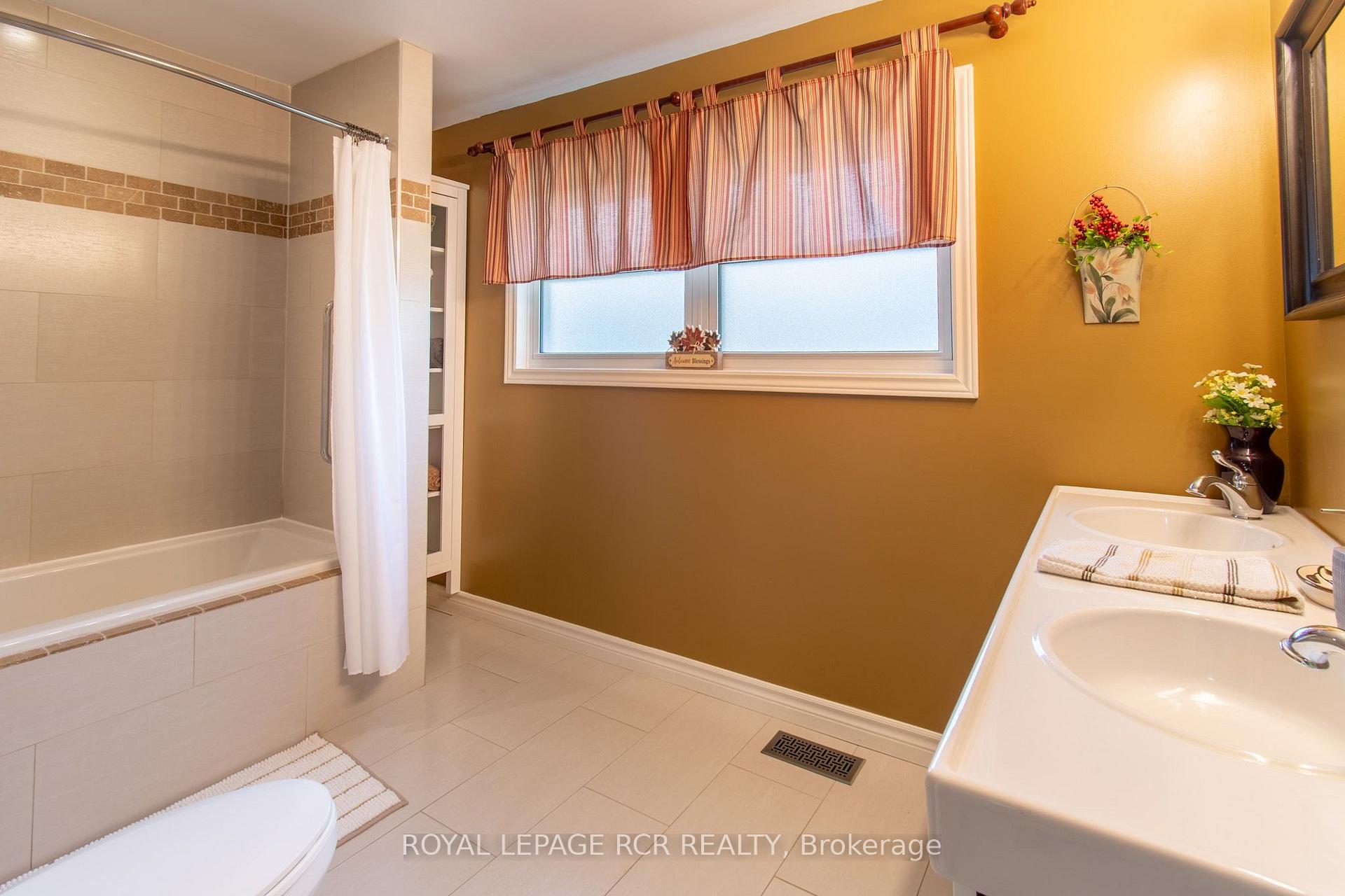 Photo 14 of 18 Oak Street, Barrie, Wellington — HOMEH