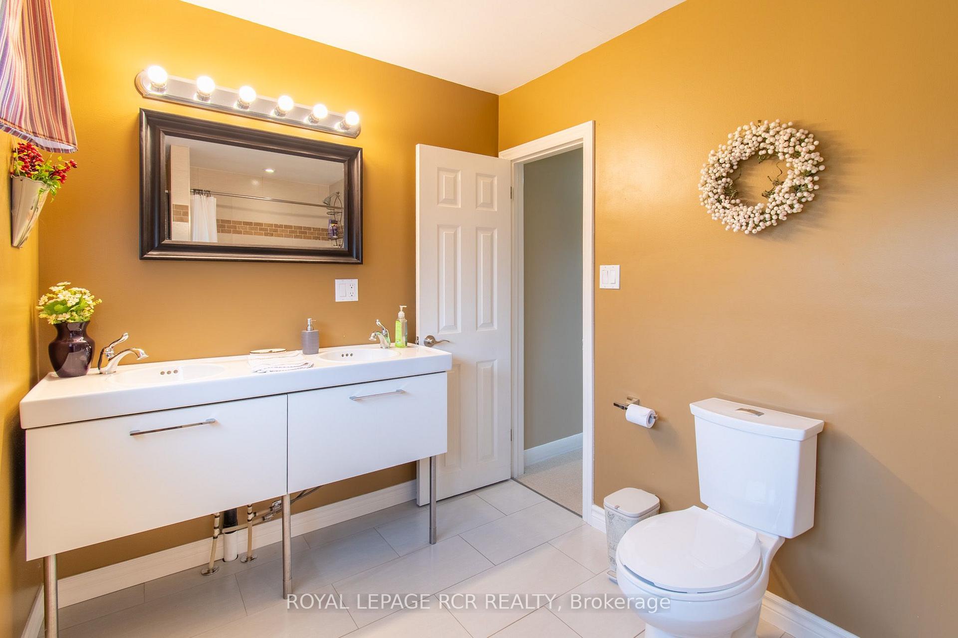 Photo 15 of 18 Oak Street, Barrie, Wellington — HOMEH