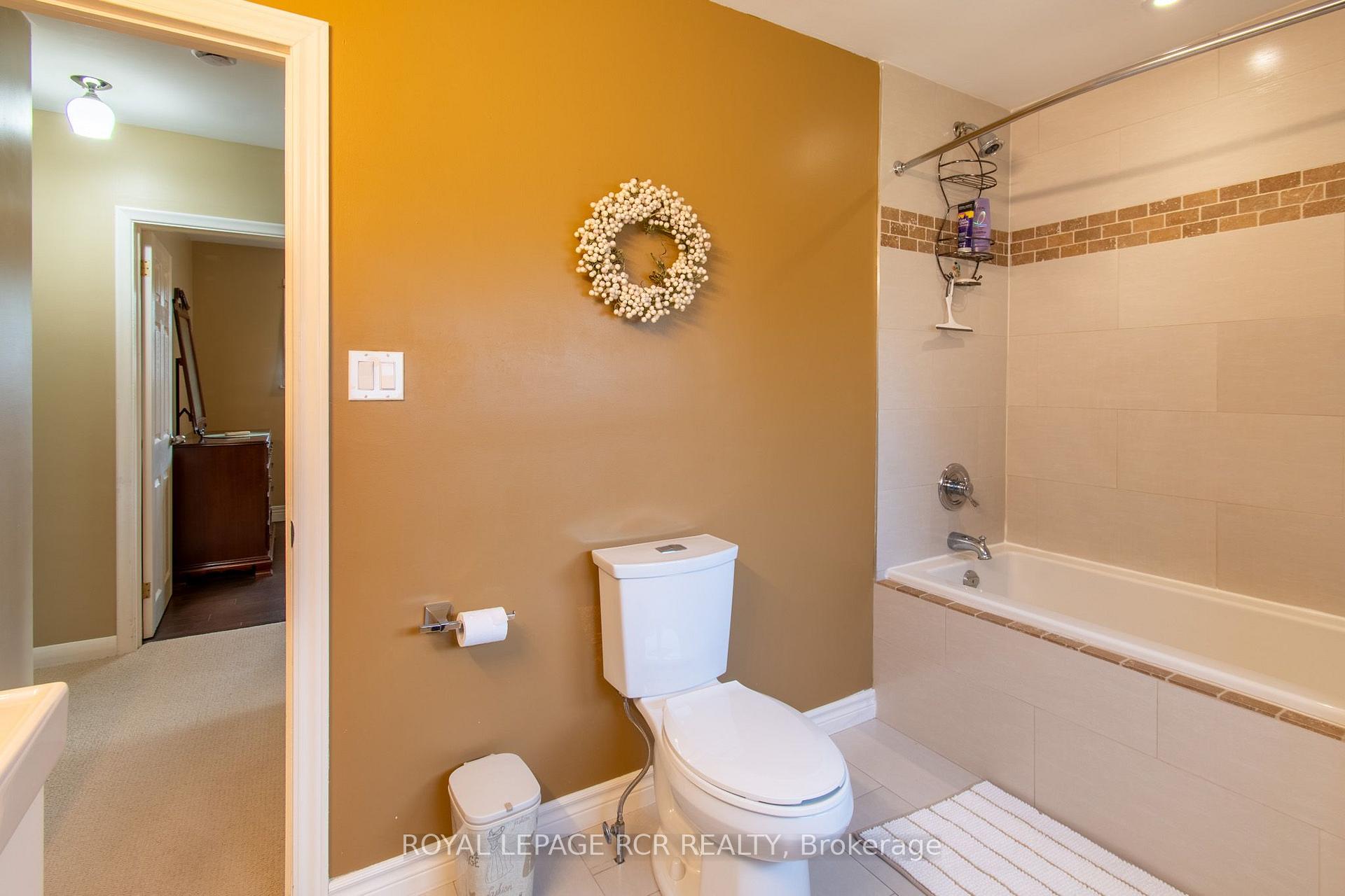 Photo 16 of 18 Oak Street, Barrie, Wellington — HOMEH