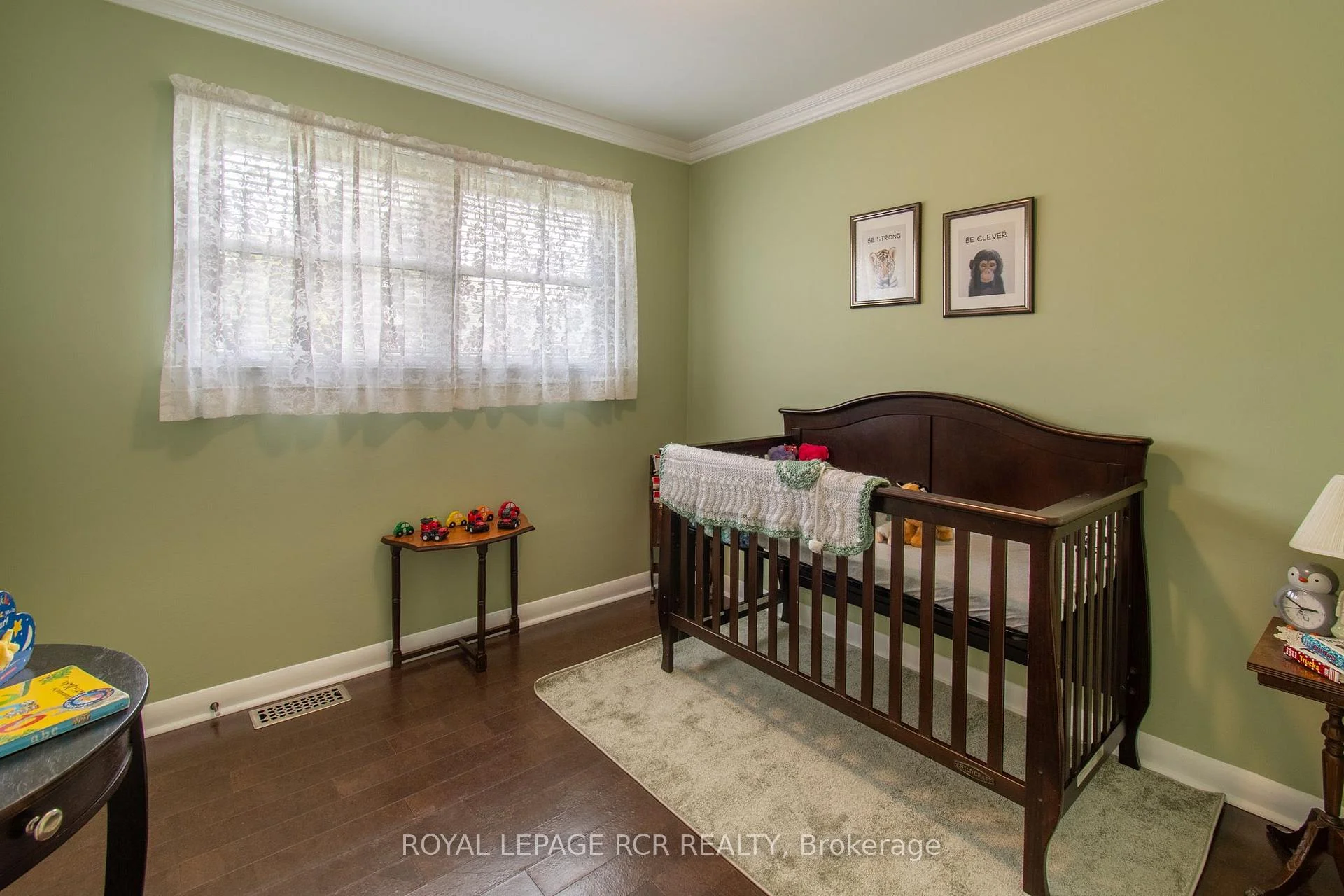 Photo 10 of 18 Oak Street, Barrie, Wellington — HOMEH
