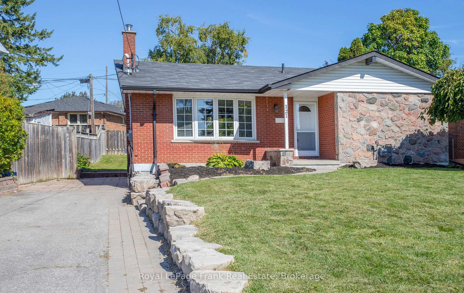 Photo 3 of 121 Labrador Drive, Oshawa, Donevan — HOMEH